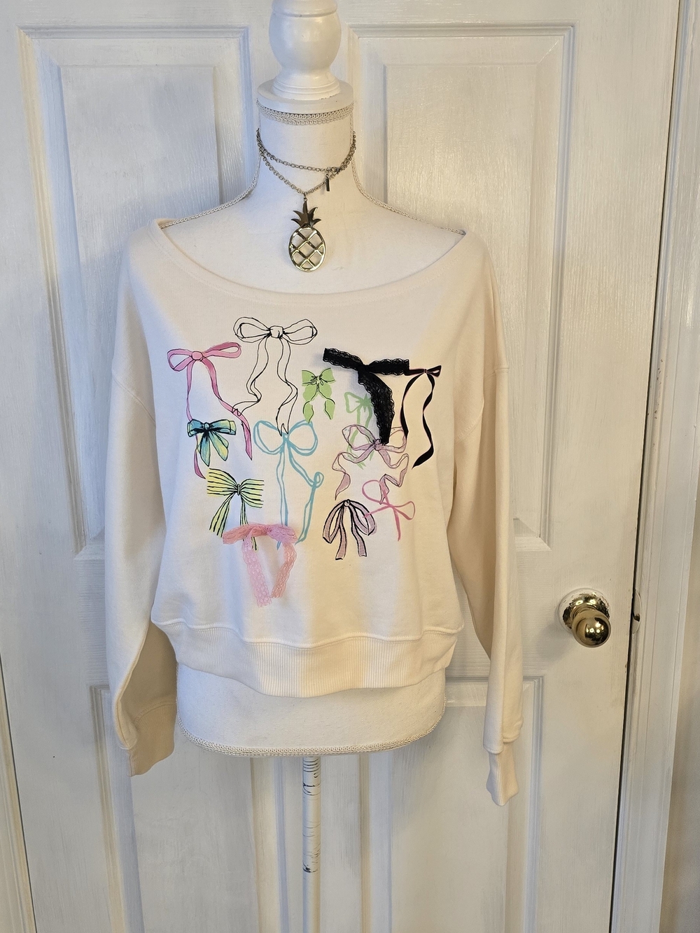 Modern Lux Cream Off-the-Shoulder Sweatshirt Multicolor Bow Motif Bows Medium